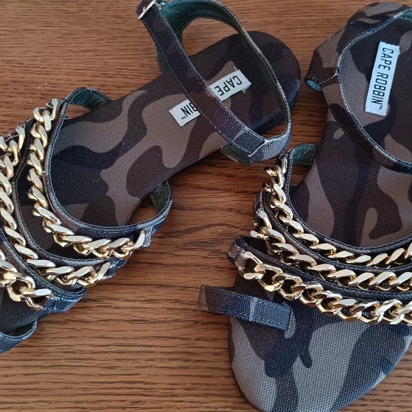 CAPE ROBBIN NWOT camo sandals Size 7.5 - Picture 1 of 5